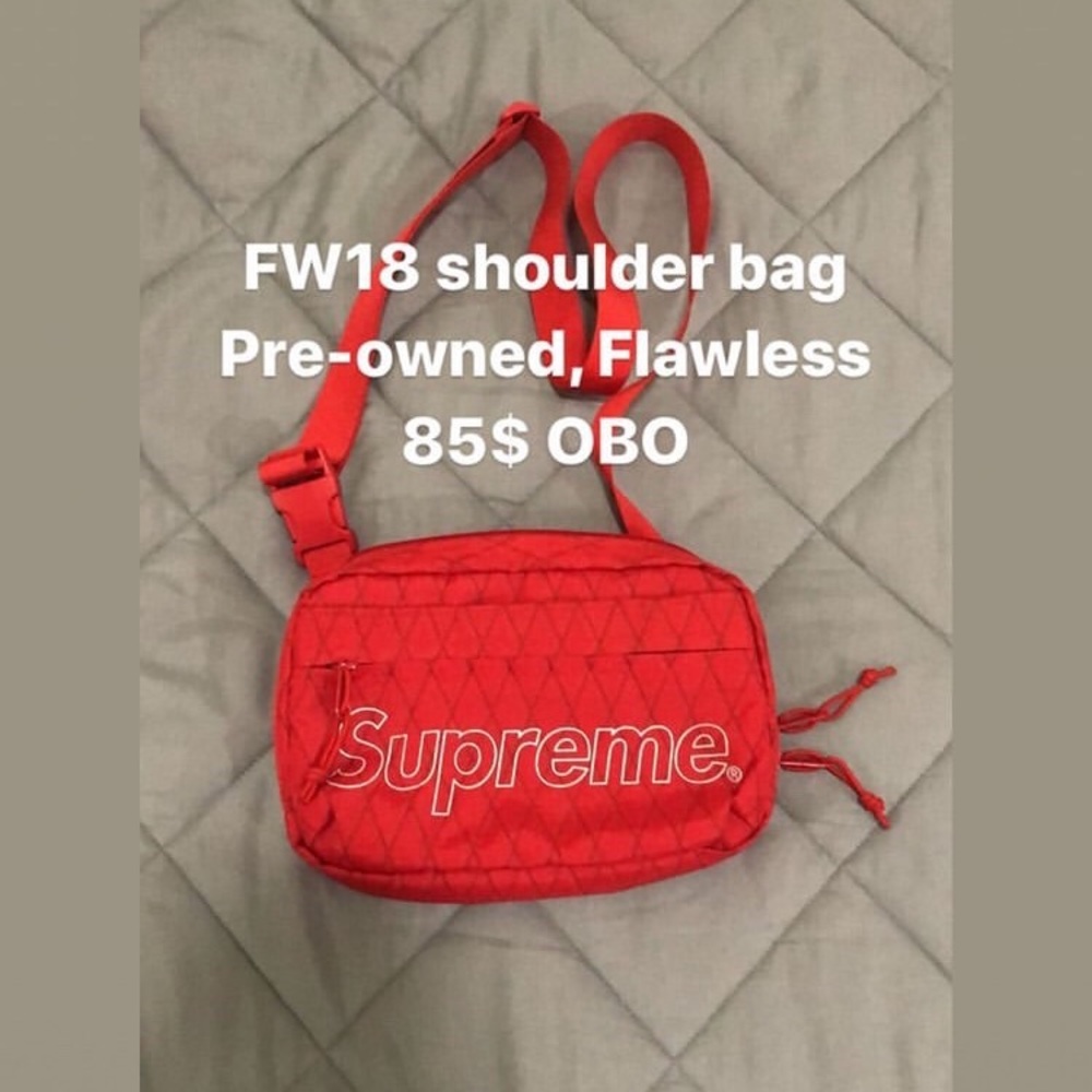 Supreme pre owned red shoulder bag
